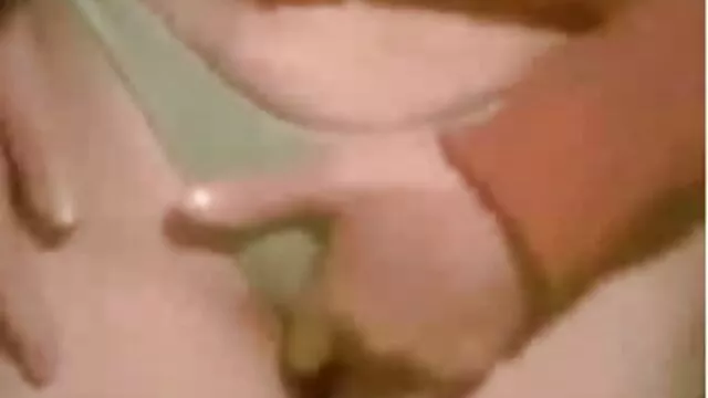 Az ádáz barna skank el van csavarva a érzéki szex videók kemény hármasban fasz jelenetben