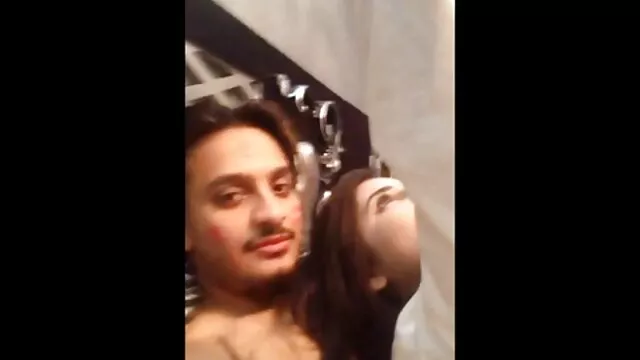A gyönyörű barna Emily Willis a puncijával anya fia szexfilmek játszik, mielőtt szenvedélyes szexet kezdene BF-jével