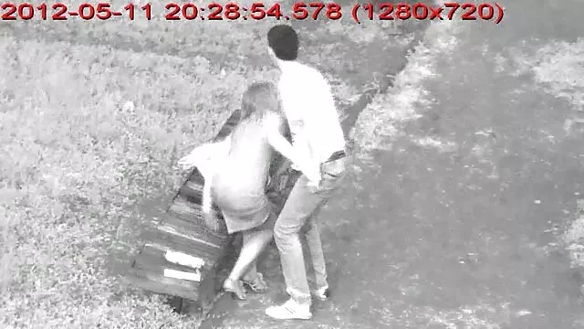 Nagy mellű kurvacsibe szenvedélyesen mély torkát ad a terhes szexfilmek fürdőben