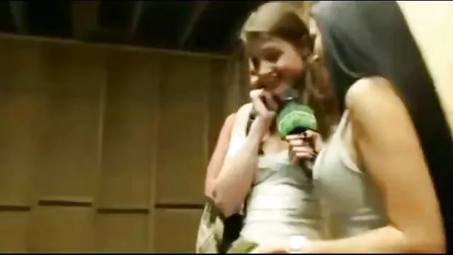 Részeg szőke hajú csaj vörös halhálóban kapja retro szexfilm a punciját fekete vibrátorral
