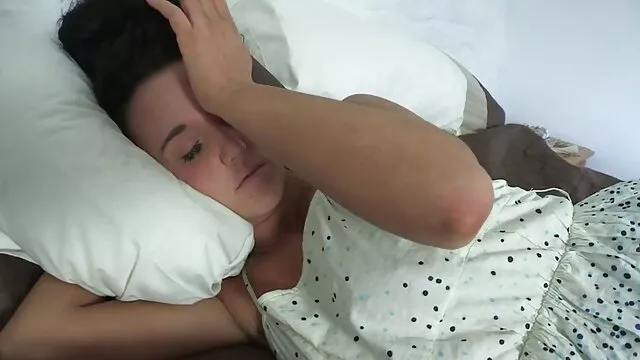Kis mellű szőke lányka vastag fekete farkat fúj, mielőtt kemény mish apa lánya szex filmek póz fasz