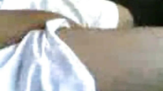 A mellszőke szexbaba Nikita Von James elég magyarul beszélő pornó videók kemény BJ-t teljesít