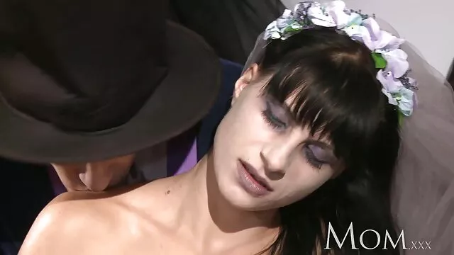 Lábszárú anya lánya szexvideó és karcsú barna tini lesz szar oldalra pózban