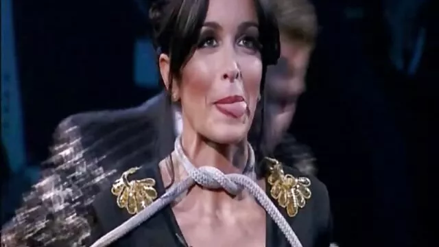 Dögös barna tini Leila szex filmek baszik neki kötött férfi