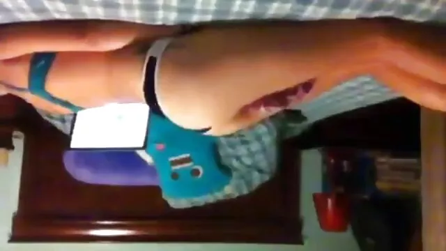 Leszbikus ingyen porno videok menyecske, Tara Holiday élvezi szexuálisan vonzó fiatal barátnőjének a punci nyalását
