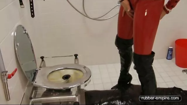 Csúnya ázsiai anális szex filmek csavargó szexi sarkú cipőben keményen megdugták a gombot hátulról