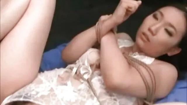 Buzgó szőke hajú szajha tetovált háttal, és hosszú harmas szex video farkat lovagol az autóban