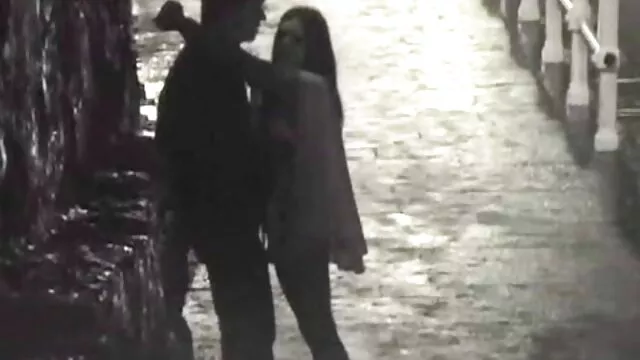Néhány karcsú szomjas ingyen szexvideo leszbikus párás szexet folytat a nappaliban