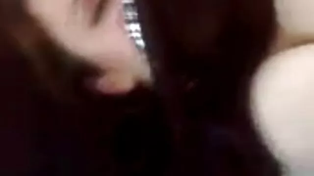 Szexi, szőke hajú, szűk mellű szexvideo letoltes csaj keményen oldalt pózba szar