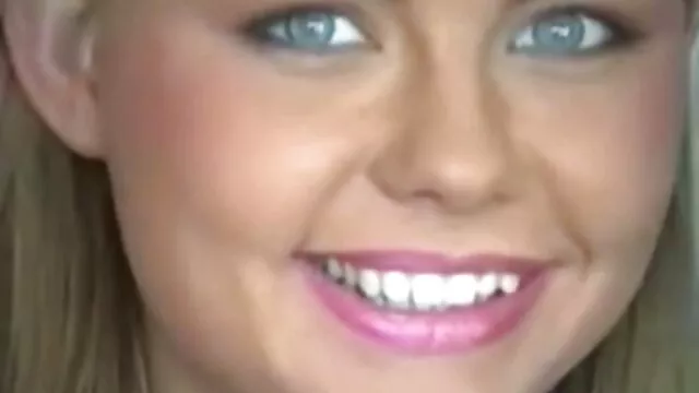 Torrid, szőke szajha ugrál a tehénlány pozícióban lévő cigány szex videok férfi hatalmas kolbászán