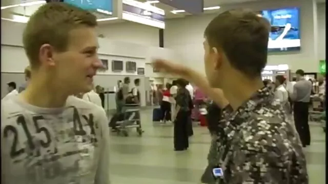 Piszkos amatör szex filmek szőke csaj dühösen fújja óriási farkát társának