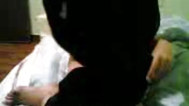 A kurva szőke prosti szex video mohón önkielégítést végez, mielőtt megszívja a csávó édes farkát