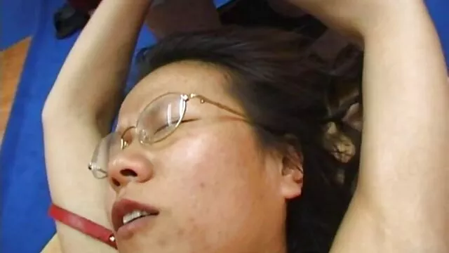 Torrid, fekete hajú jade rózsaszín harisnyában Tiffany Fox ingyen porno video csodálatos vizes szólót ad elő