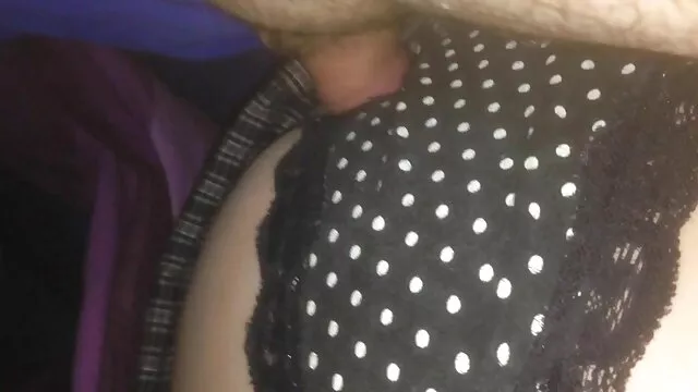 Holló hajú falánk édes maszturbál a popsi szex video szabadban