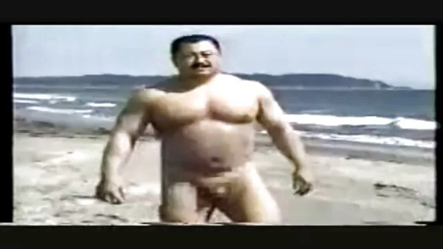 A kérges, világos szőrű kapáknak roma szex videok egy szuper nagy fekete farka van
