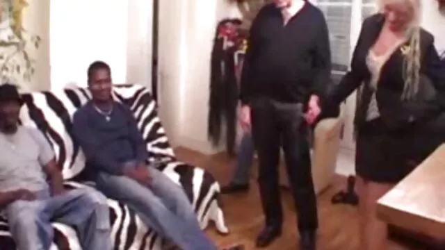 Az egyik kanos csávó izgató szex videók megeteti Kylee Reese-t cumshot sivataggal