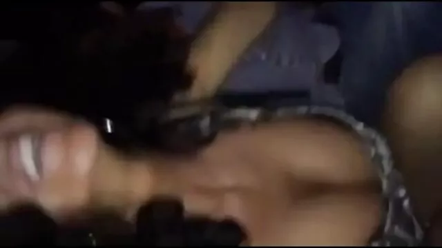 Kinky barna pornósztár szexfilmek játszik, és kérkedik a szép természetes, nagy melleikkel