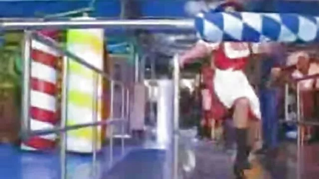 Rövid hajú barna hálóharisnyában Katja romantikus szexvideo Ace fajok közötti ismerkedést folytat
