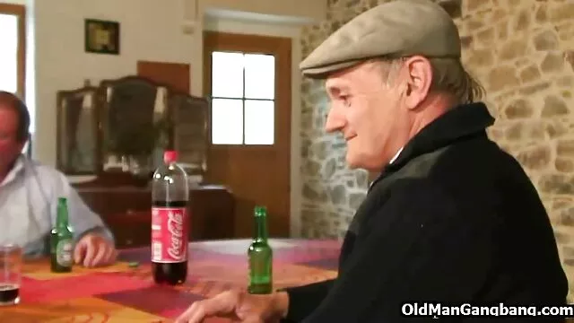 A családi szexfilmek vékony, szőke szőrű kurvát 2 éhes ménes támadta meg