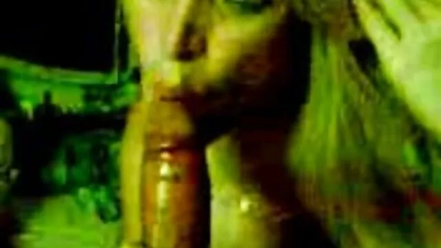 Bootylicious, szőke hajú shemale gets assfucked kutyus pozícióban családi szexvideók