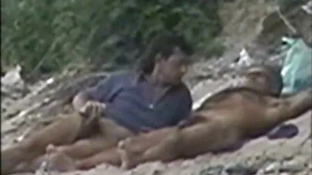A szexre éhes szajha, duci szex video Elena Koshka megmutatja borotvált punciját, és lefekszik