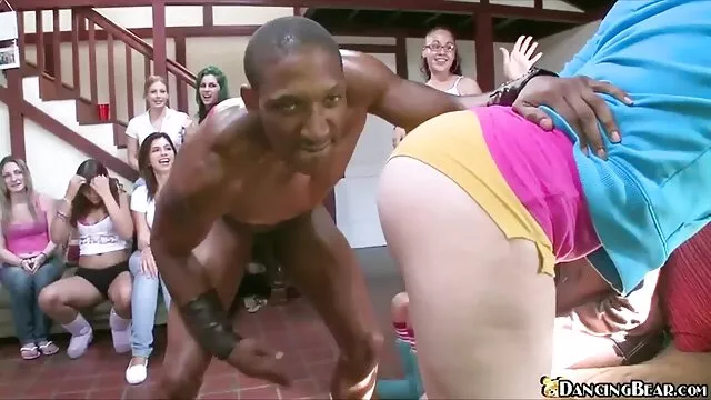 Éhes fitness stud kutyus szar szesfilmek busty, vékony cuki az edzőteremben kemény