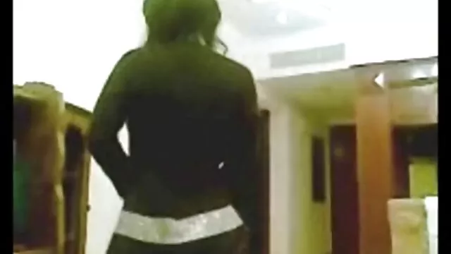 Egy perverz pár kemény és amatőr szex videók párás orális szexet folytat friss levegőn