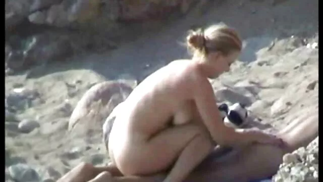 Saucy busty blondie keményen szexelt a ménesével az öltözőben szex videók amatőr