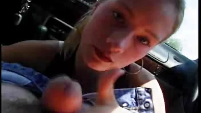A busty szőke csaj Alli Rae szenvedélyesen fújja a apa lánya szexvideók fickó édes faszát