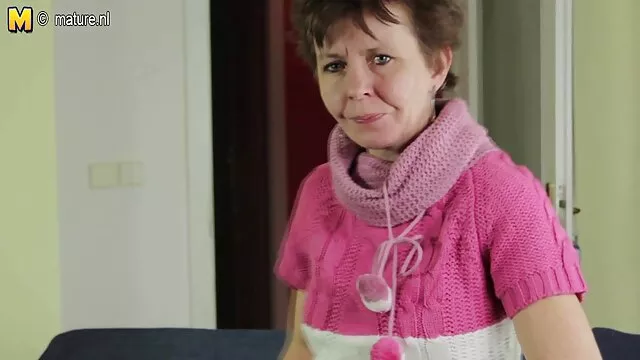 A lábszárú, szőke rovid porno videok tini, Tiffany Fox a dicsőséglyukon keresztül a fekete ménesnek adja a fejét
