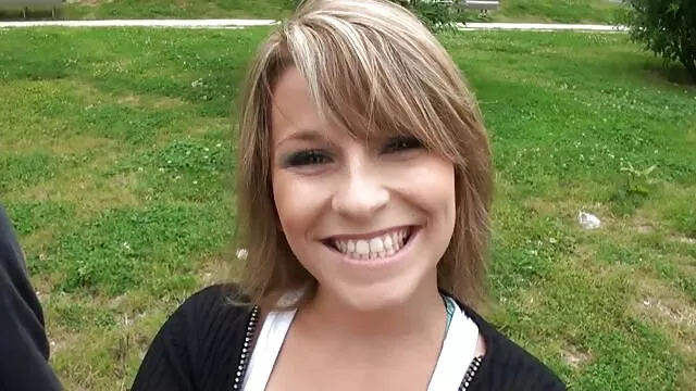 Csinos, leszbi szexvideok szőke hajú kurva lenyeli a cukros nagy kakast a POV videón