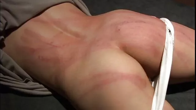 Lizz Tayler tárva-nyitva tartja a lábát, és megdugja a punciját szex filmek porno
