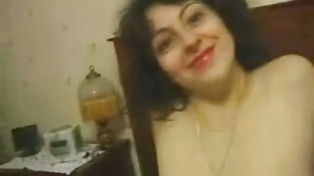 A porno videok filmek karcsú szőke menyecske, Bianca Ferrero szőrös puncijával játszik