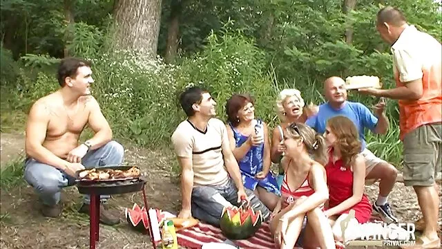 A dögös, dögös szőkék duója gőzerővel szexel a szénapadlásban ingyen nézhető szex videók