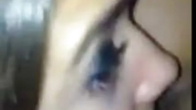 Kis mellű szőke csavargó Britney kap anál szex videók a száját szar által 2 nagy kakas