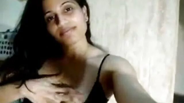 A szexi barna szexvideók ingyen Brooke Skye az arcod előtt csóválja a seggét