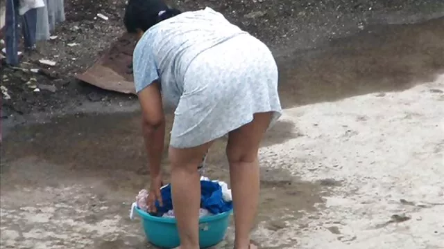 Sovány, sötét hajú csaj szenvedéllyel dörzsöli forró porno video ingyenes punciját