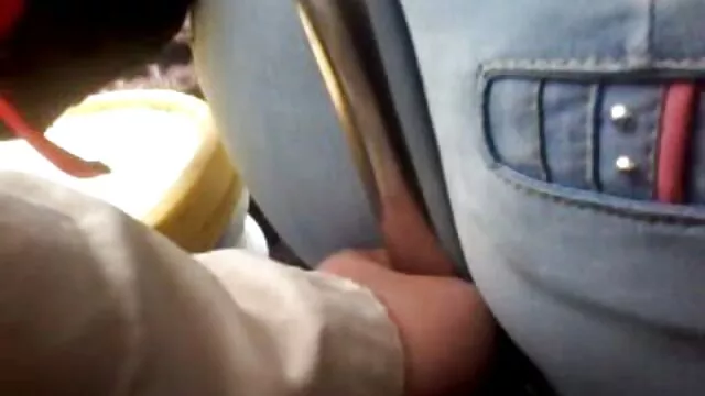 A perverz webkamerás hosszú lábú csaj egyedül megy csaladi szexvideo ujjal, és játékkal simogatja a punciját