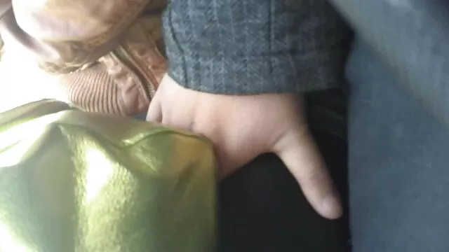 A göndör hajú bonny csavargó Allison Faye kemény érett szexfilmek BJ-t ajándékoz férjének
