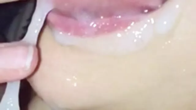 A világos hajú piszkos családi szex videók édes nagy vibrátorral stimulálja csiklóját