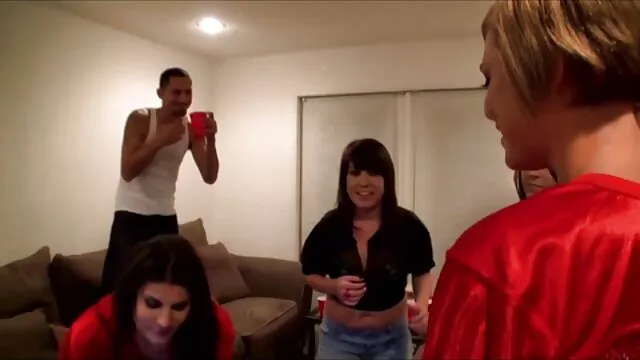 Nagy mellű, szőke romantikus sexfilmek dögös Alanna Anderson szeret BJ-t adni a POV kamerán