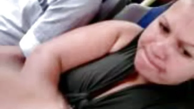 A családi szex videók vonzó, szőke hajú lány kövér BJ-t ad brutális férfijának a szabadban