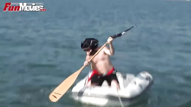 A fincsi menyecske, Nikki Capone kemény rudat kap bájos puncijában ingyen nézhető szexfilmek