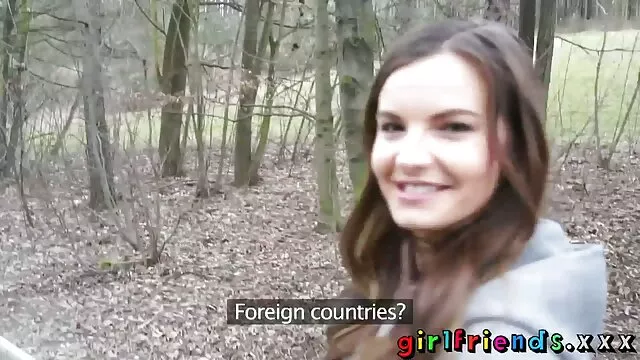 Az édes ázsiai ingyen szexvideok szukát szexi fehér harisnyában megütötte két kanos fiú