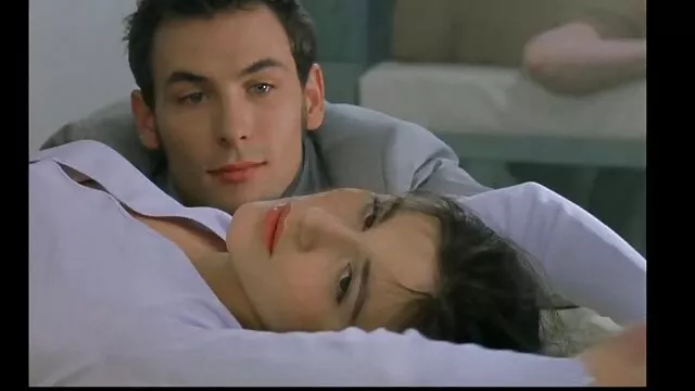 A szemet porno video ingyen gyönyörködtető szexi szőkeség keményen beveri a száját