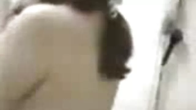 A fülledt amatőr szexvideo barna szuka farkát szívja a torkát, és hátulról rosszul szegeződik
