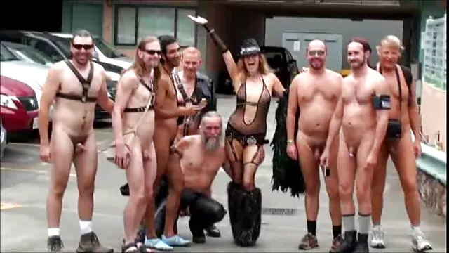 Karcsú, fekete hajú ingyen porno video csaj párás szólót mutat be a szabadban