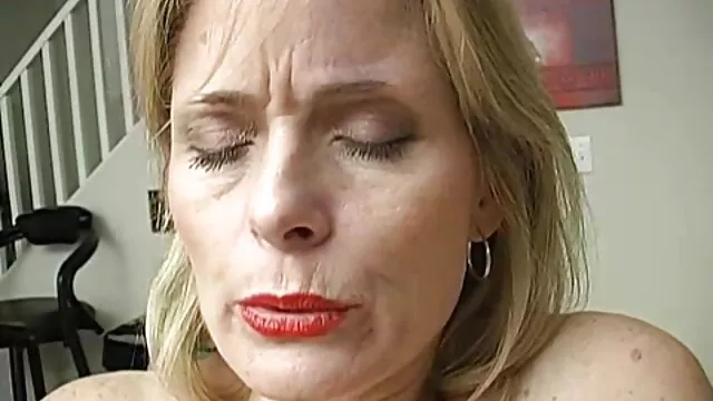 Félénk látszó forró tini mély torokban erotikus porno video kemény farka az ő valaha éhes fiú